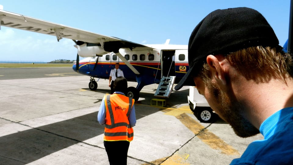 Stefan Siegenthaler vor einem Kleinflugzeug in der Karibik.
