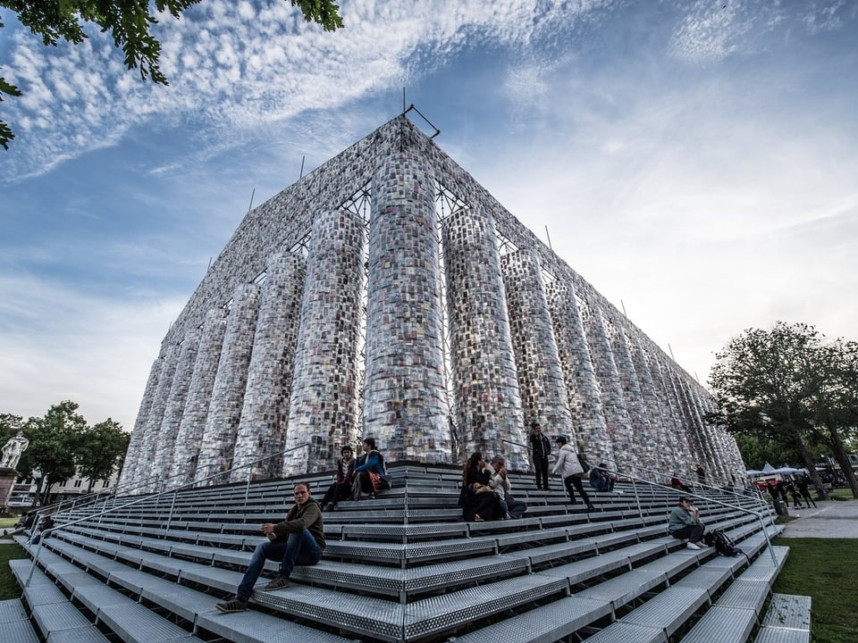 Marta Minujíns Installation «Parthenon der Bücher» aus Stahl, Büchern und Kunststofffolie.