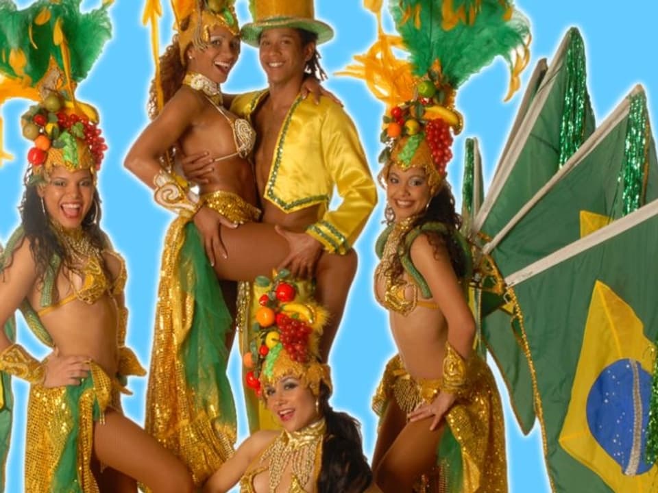 Tänzerinnen und Tänzer in aufreizenden Kostümen à la Carneval de Rio.