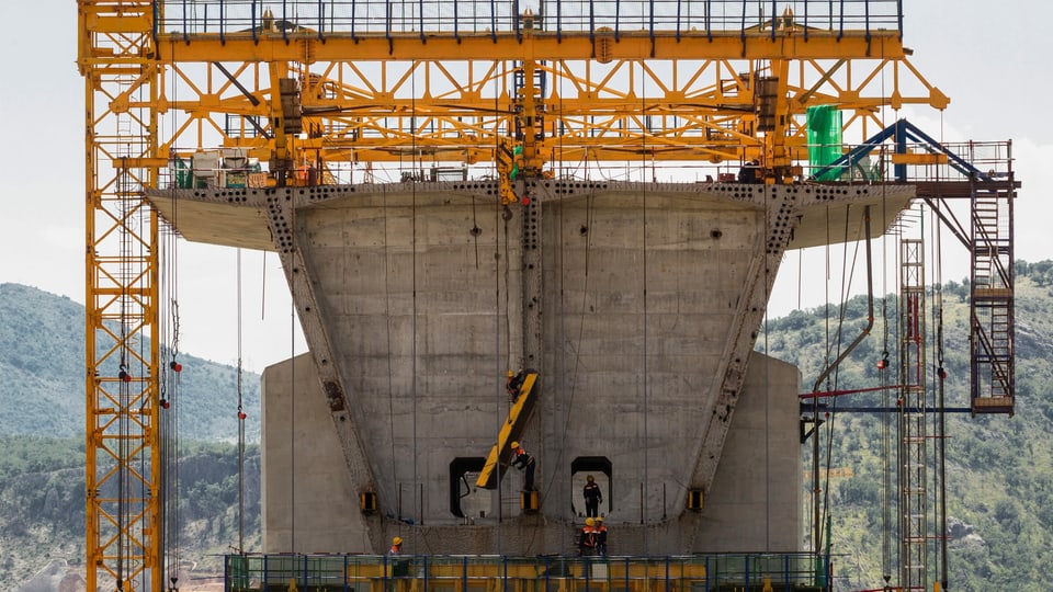 Arbeiter arbeiten auf einer Brückenbaustelle für die Autobahn in Montenegro.