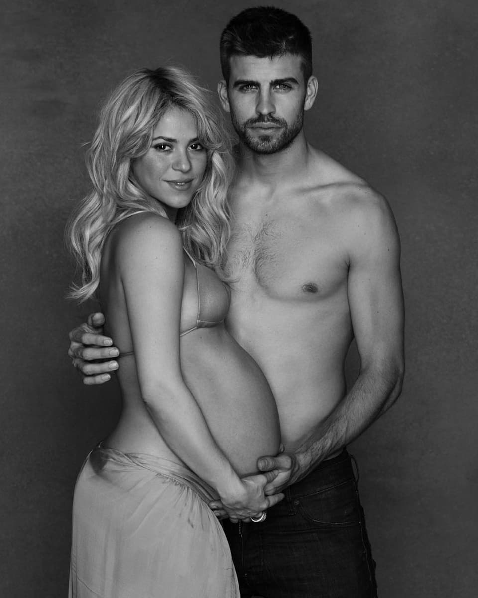 Die schwangere Sängerin Shakira posiert mit dem Fussballer Gerard Piqué.