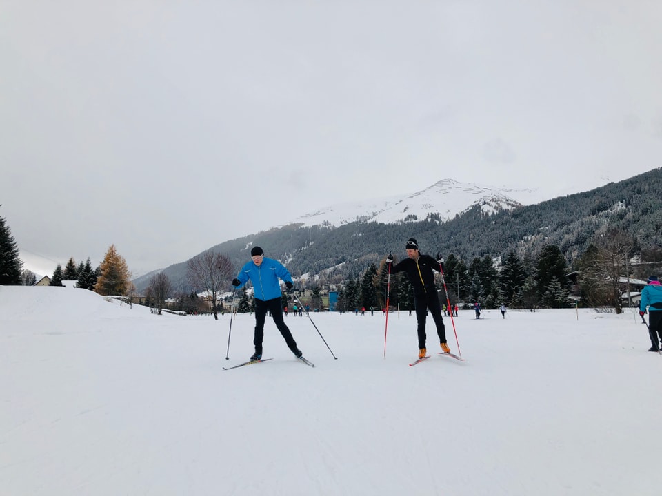 Männer auf Ski im Schnee