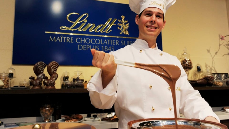 Ein Maître Chocolatier von Lindt & Sprüngli posiert anlässlich einer Bilanzpressekonferenz in Kilchberg.