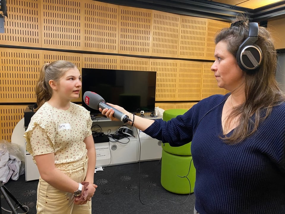 Reporterin Viviane interviewt ein Mädchen