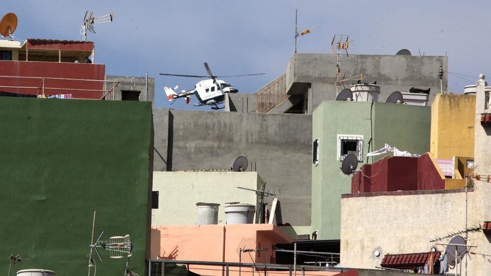 Helikopter in einem Stadtviertel.
