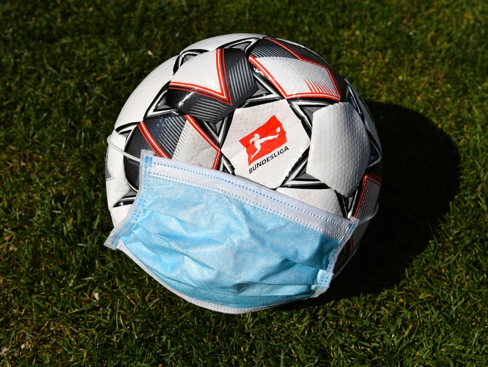 Bundesliga-Ball trägt Maske