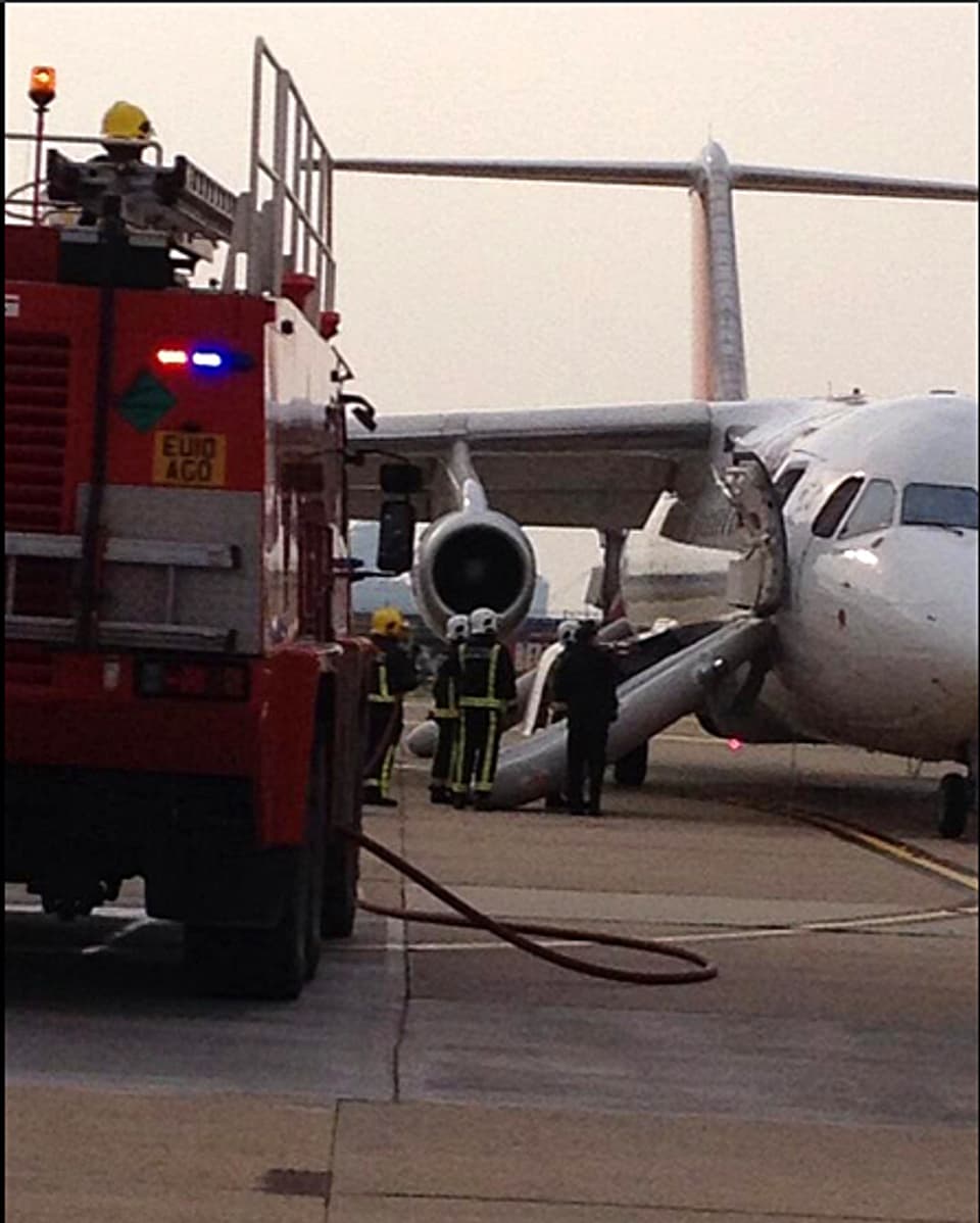Feuerwehr-Fahrzeug und Flugzeug auf Piste