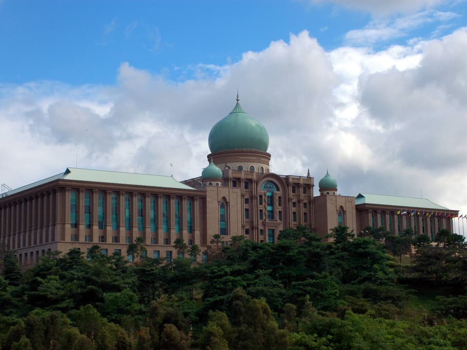 «Perdana Putra», die Arbeitsstätte des malaysischen Premierministers, unter wolkigem Himmel.