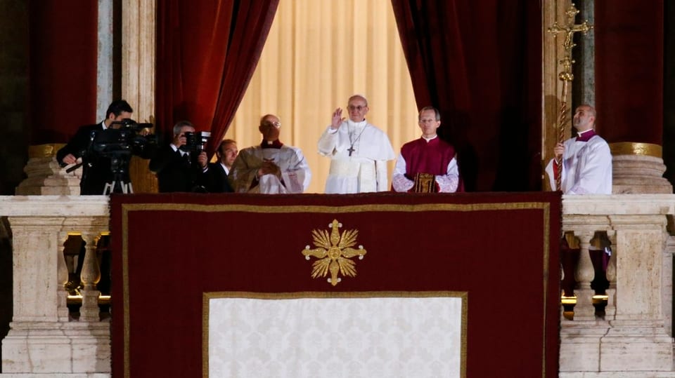 Papst Franziskus I. auf der Loggia des Apostolischen Palastes.