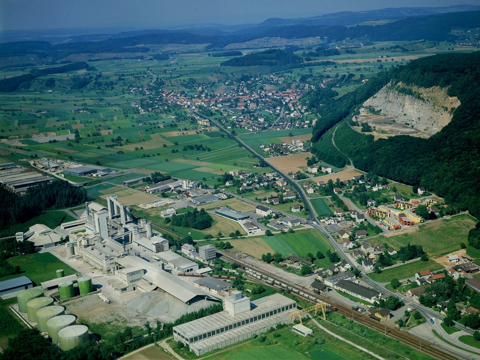 Luftaufnahme von Würenlingen. Im Vordergrund das Zementwerk. Im Hintergrund die Deponie.