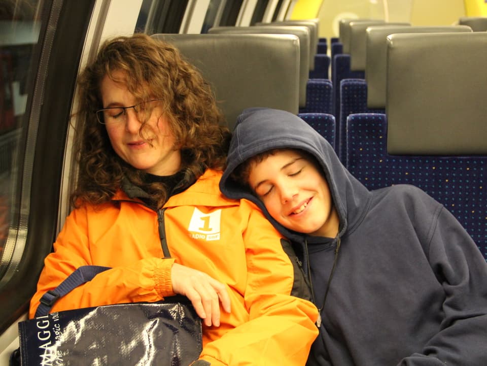 Katia mit Sohn im Zug schlafend.