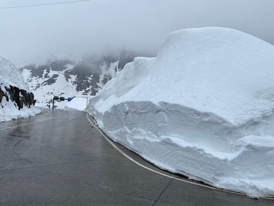 Grosse Schneemauern neben der Gotthard-Strasse.