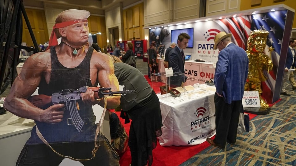 Plakat zeigt Trump als Rambo.
