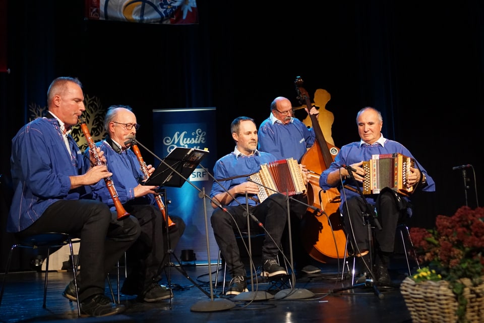 Musiker spielen auf der Bühne.