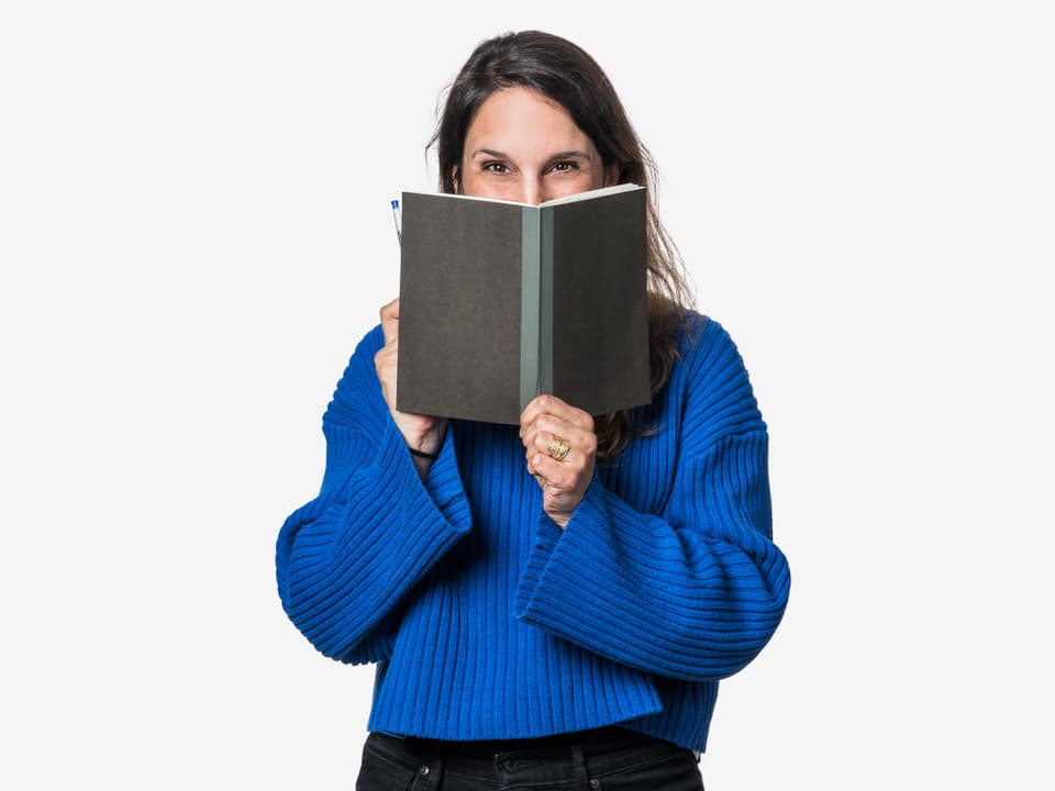 Frau mit Buch vor dem Gesicht
