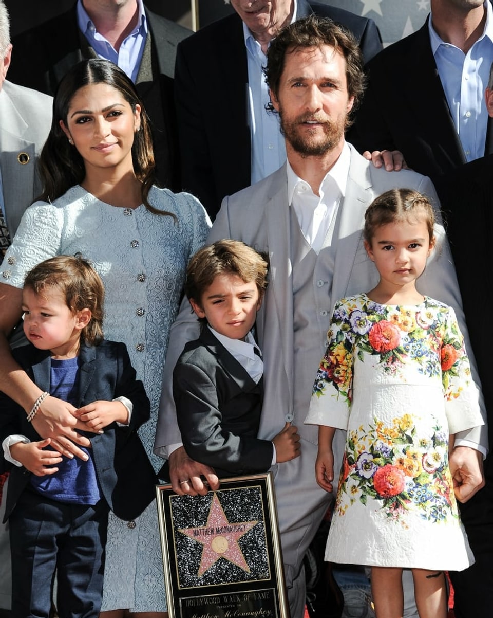 Schauspieler Matthew McConaughey, seine Frau Camilla, seine drei Kinder und ein Stern 