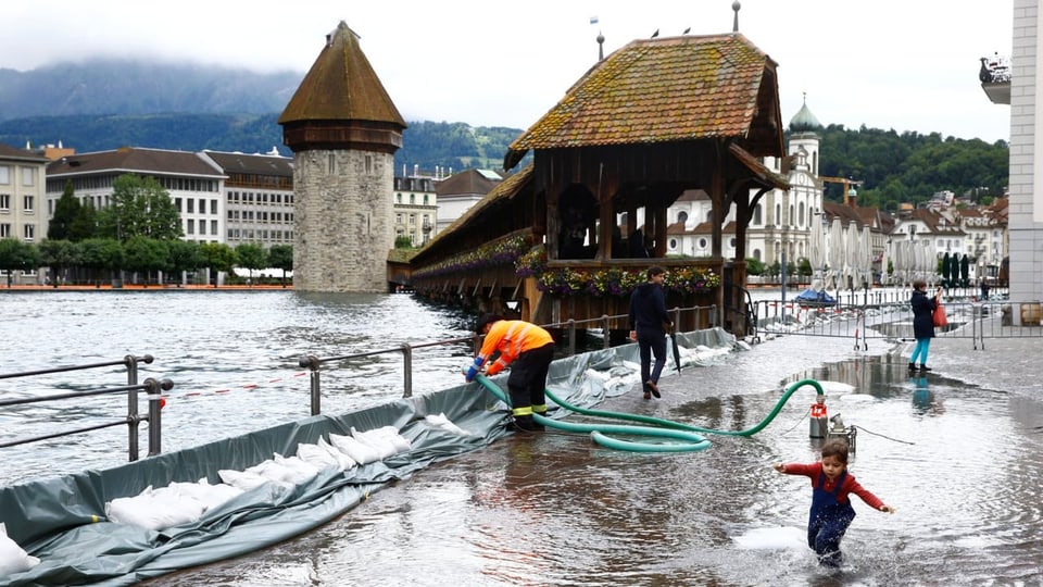 Wasser ist in der Stadt Luzern über die Ufer getreten.