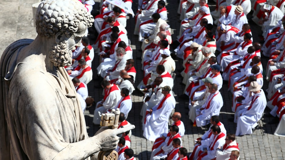Metropoliten und die St. Peter-Statue im Vatikan