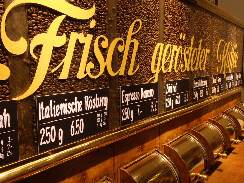Die Behälter mit Glaschscheiben und den Messing-Schubladen, in denen Schwarzenbach die verschiedenen Kaffesorten aufbewahrt.