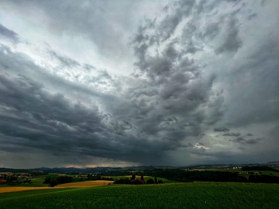 … immer näher kommt das Gewitter richtung Bern.