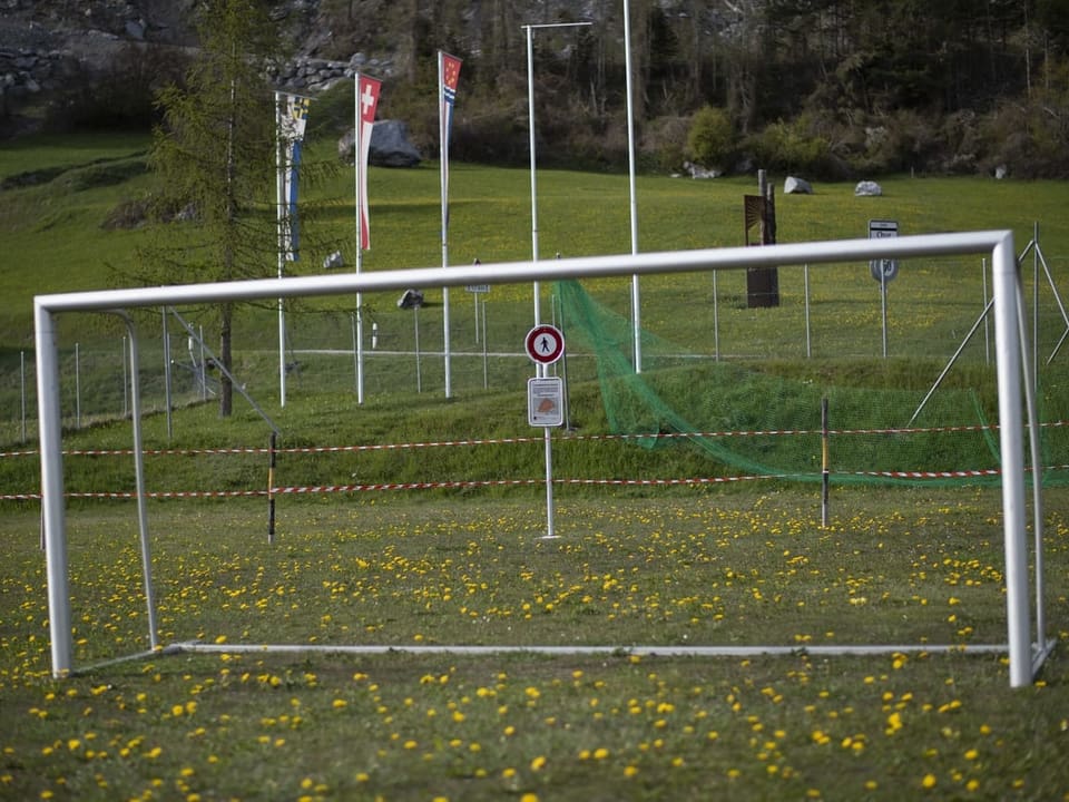 Schild mit Betretungsverbot beim Fussballplatz in Brienz. 