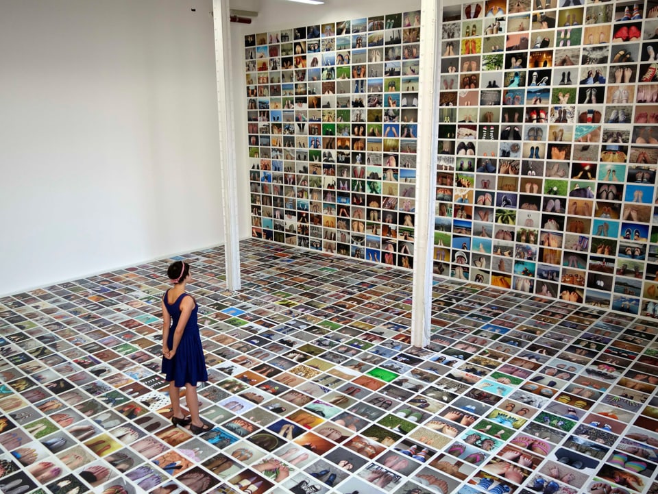 Eine Frau steht auf einer Collage unzähliger Bilder von Füssen.