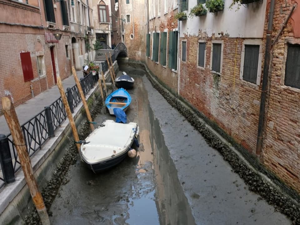 Ein Kanal in Venedig mit wenig Wasser. Auf der rechten Seite sieht man schon die Erde.