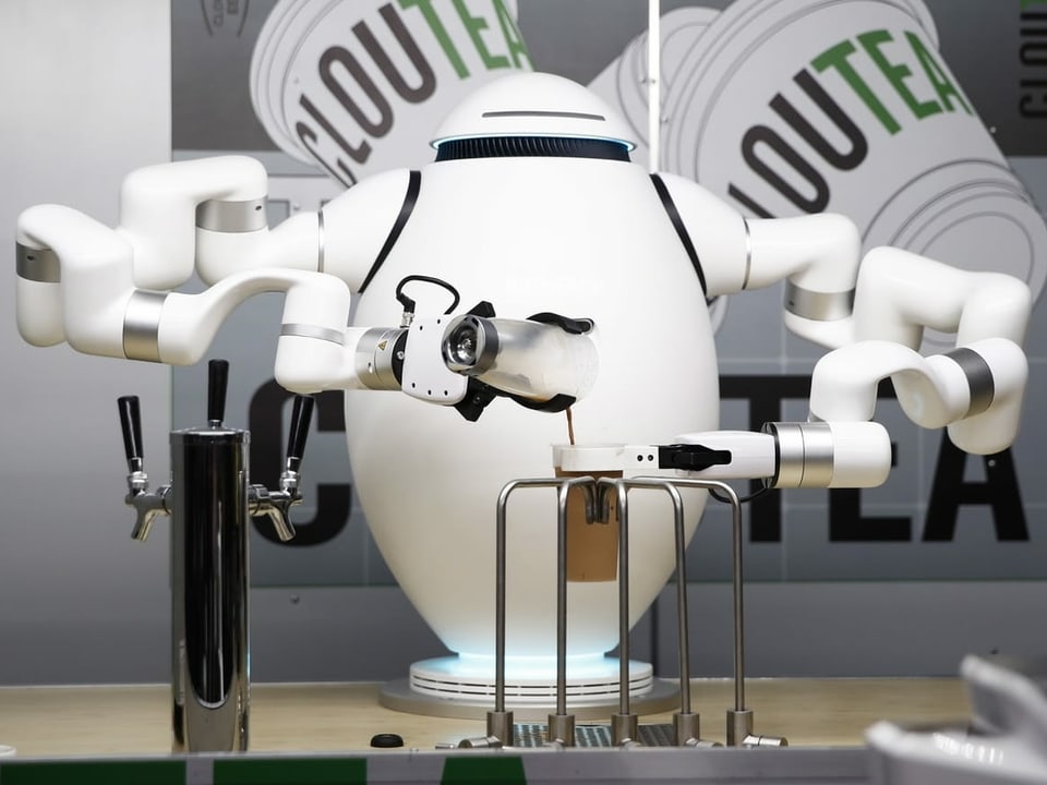 Roboter bereitet ein Boba-Tee zu.