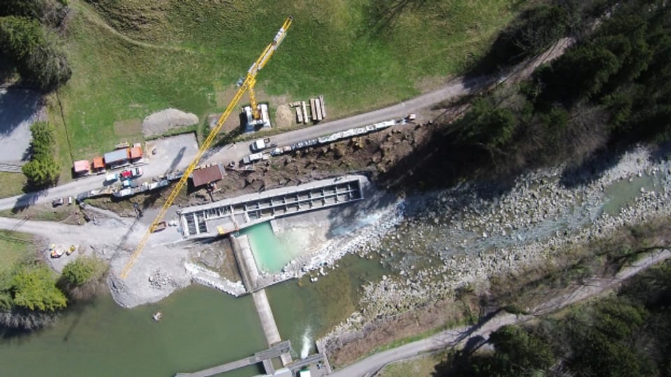 Luftaufnahme der Baustelle mit Kran im Flussbett der Sihl