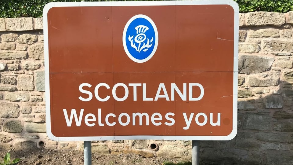 Schild mit der Aufschrift «Scotland Welcomes you»