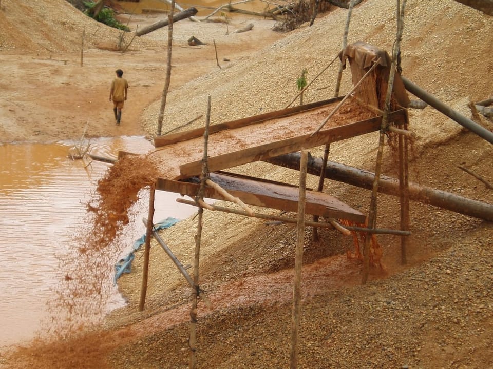 Goldgrabungen im Sand.