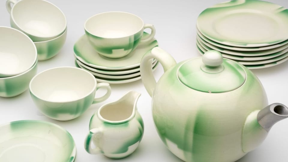 Teeservice bestehend aus Tassen, Kanne und Tellern, in grün-weisser Farbe gehalten.