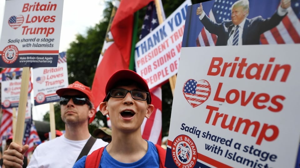 Ein Plakat, das zeigt, dass auch Briten Donald Trump lieben.