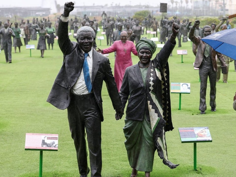 Statuen von Nelson Mandela und Winnie. 