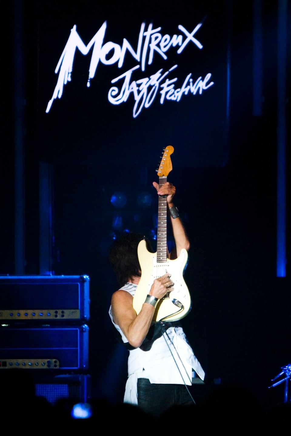 Jeff Beck mit Gitarre auf der Bühne in Montreux.