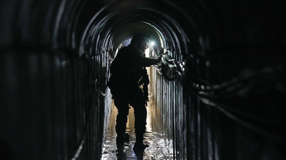 Ein Mann läuft durch einen Tunnel. 