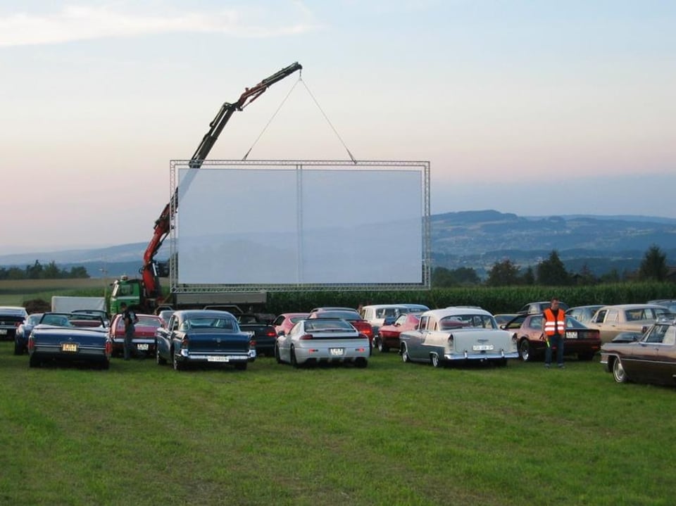 Leinwand vor Autos