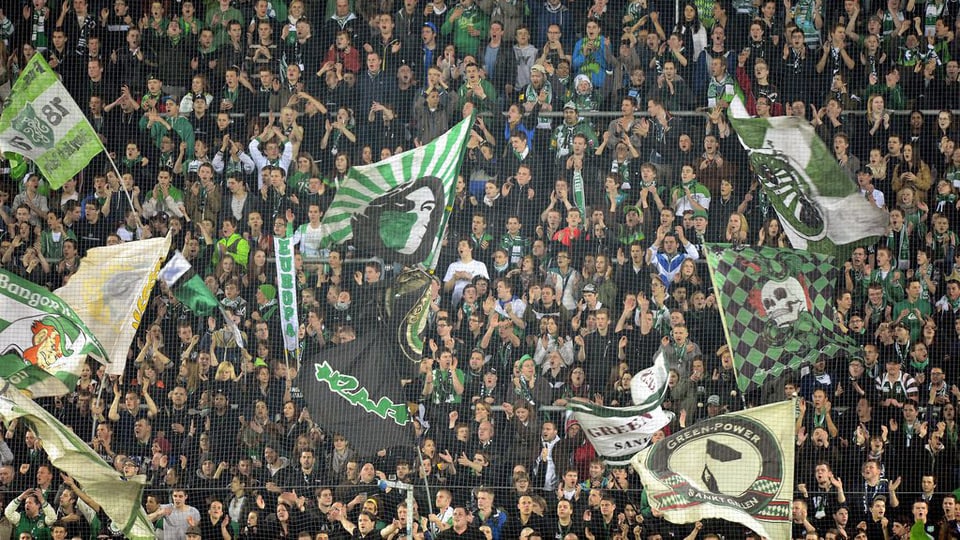 Fans im Heimsektor der AFG-Arena.
