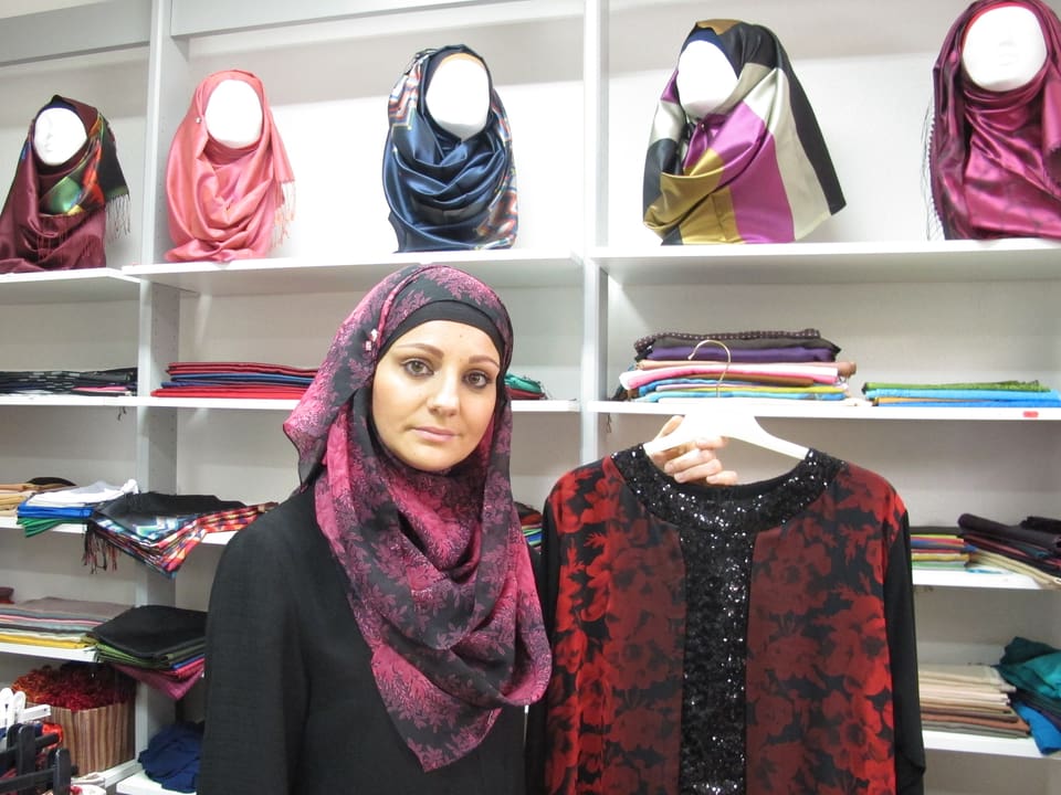 Ilahije Asani zeigt ein Abendkleid: Muslimische Mode darf auch glitzern. 