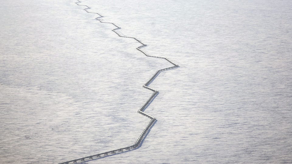 Ein Teil der Trans-Alaska-Pipeline im Schnee.