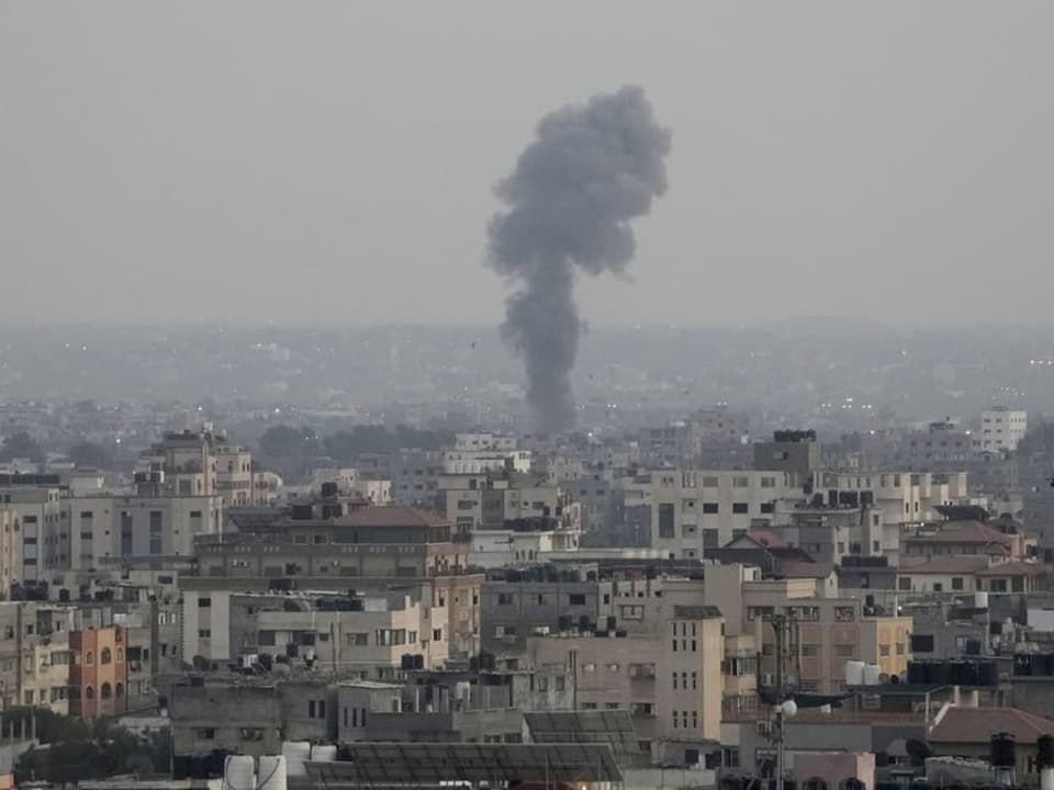 Rauch steigt nach israelischen Luftangriffen über Gaza auf. 