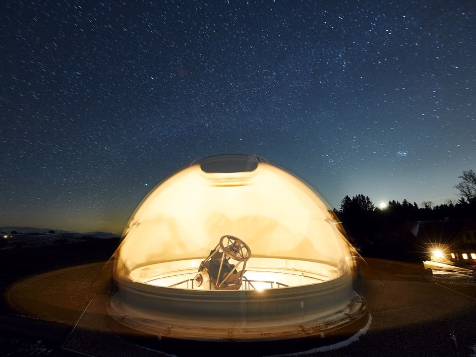 offene Teleskop-Kuppel der Sternwarte Zimmerwald in der Nacht.