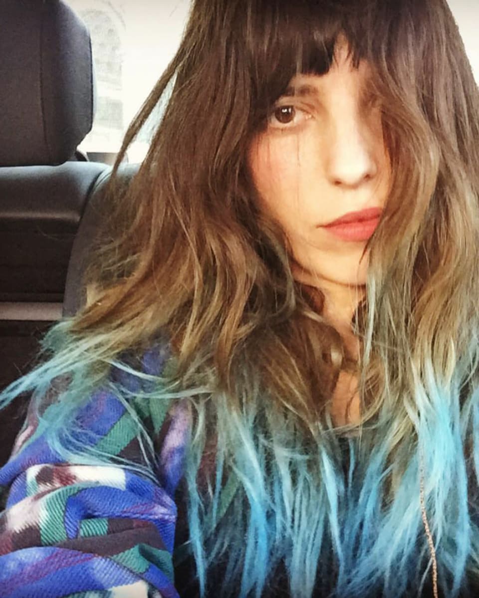 Lou mit blauen Haaren im Auto