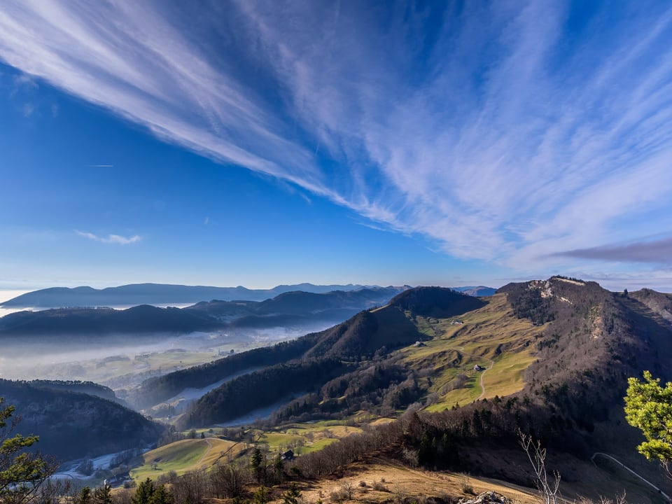 Dunst im Mittelland, Sonne am Passwang (BL) und erste hohe Wolkenfelder der Störung über Deutschland