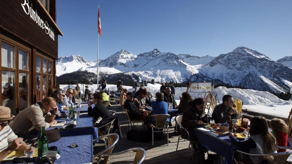 Terrasse eines Bergrestaurants mit Gästen