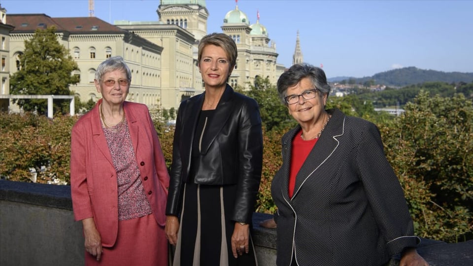 Karin Keller-Sutter, Ruth Dreyfuss und Hanna Sahlfeld-Singer vor dem Bundeshaus