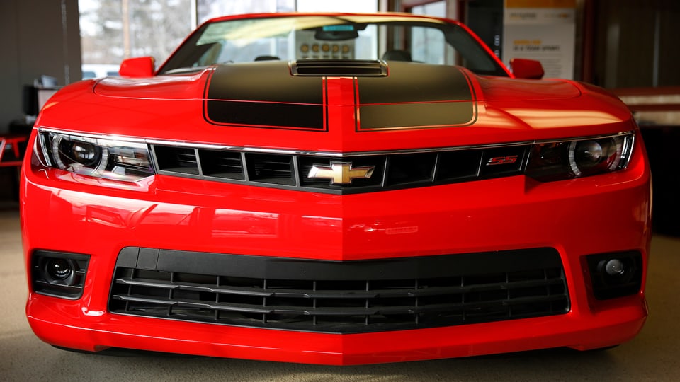 Ein rotes Sportwagen der Marke Chevrolet von vorne. 