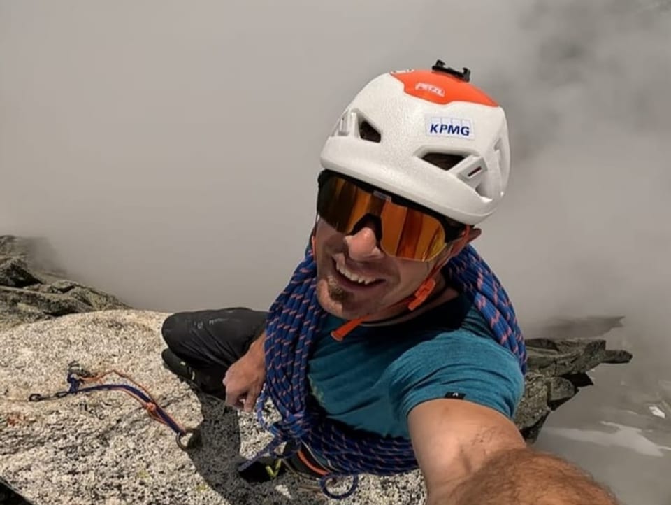 Dani Arnold macht ein Selfie auf dem Gipfel.
