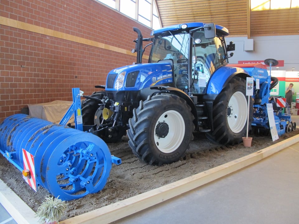 Blauer Traktor.