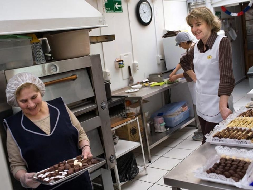 Zwei Frauen in Arbeitskleidung in einer Schokoladenfabrik